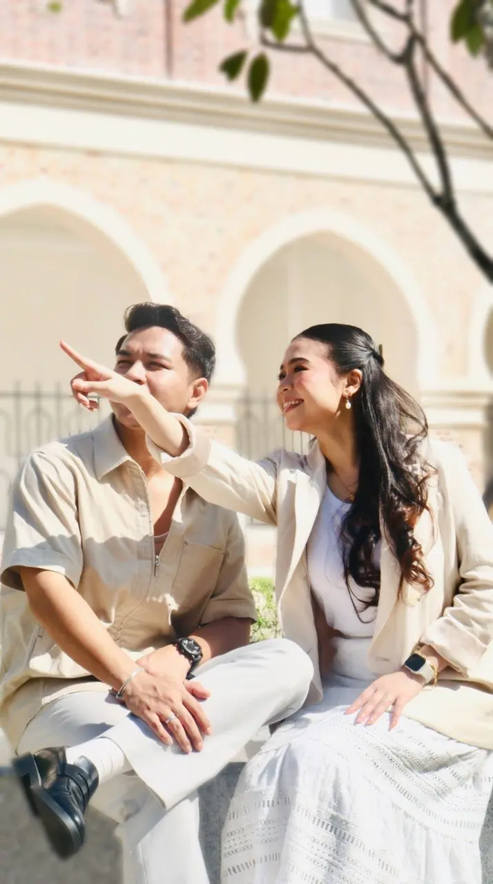 Romantic outdoor pre-wedding session